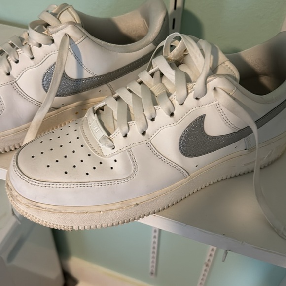 Nike Air athletic shoes - Picture 2 of 3